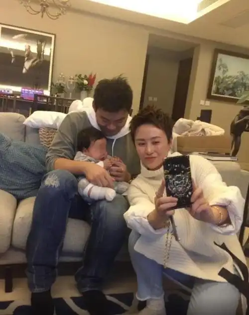 41岁马丽近照曝光,烫新发型好似减龄10岁,搭档沈腾拍片cp感满满