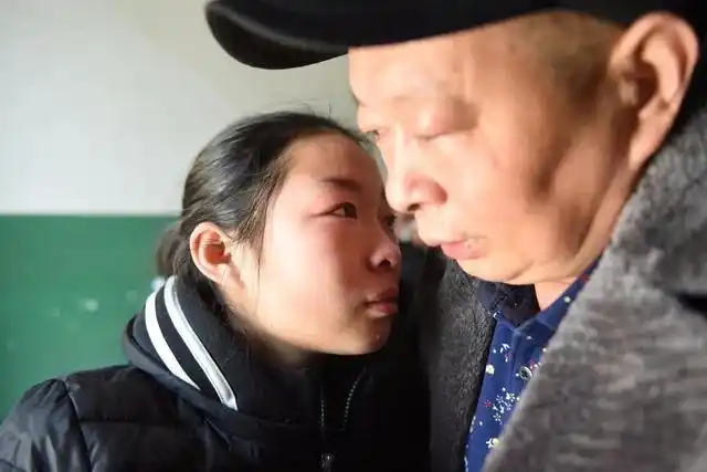 父亲折磨养女5年去世后被扔野外三年后养女翻开书包泪流满面
