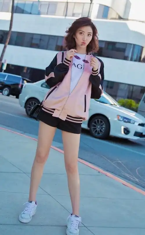 景甜街拍穿10厘米热裤超美腿型迷倒直男网友第一次没了