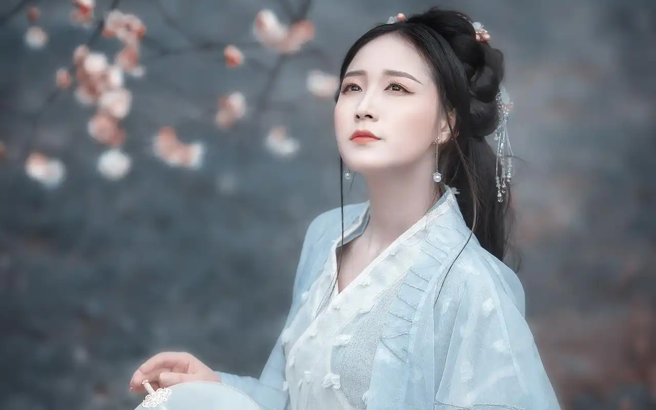 古典美女杏树下的柔情写真古典美女杏树美女柔情美女含情脉脉美女古装