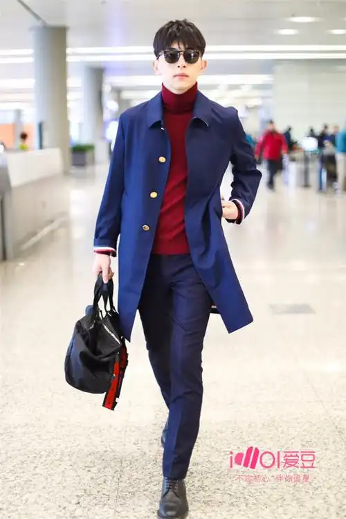 邓伦身穿风衣亮相机场气势十足 伦boss开启打飞的上办模式