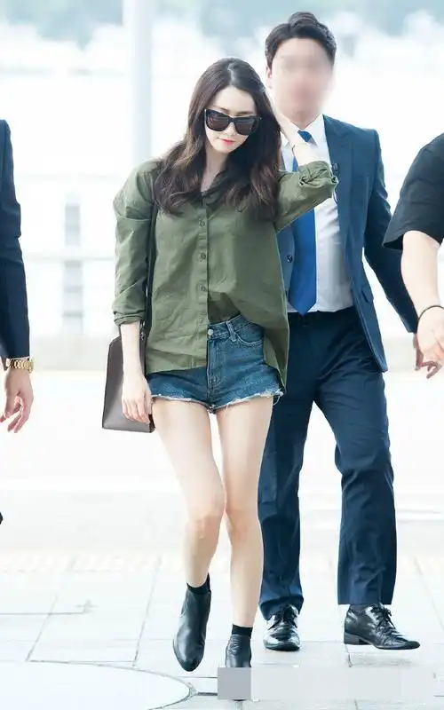 允儿清新短裤露白皙美腿