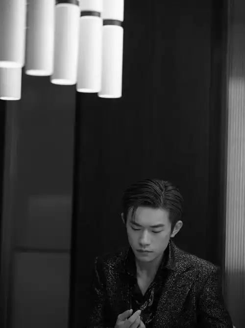 易烊千玺拍意境黑白写真 云雾缭绕间平添一丝忧郁与浪漫_凤凰网娱乐