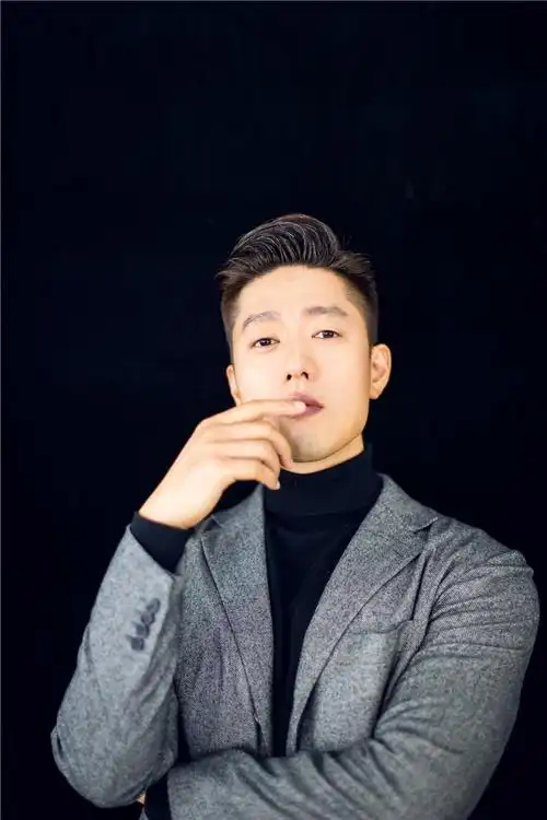 凌潇肃写真大片曝光 简约大方做"舒适"男神