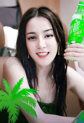 迪丽热巴拿雪碧