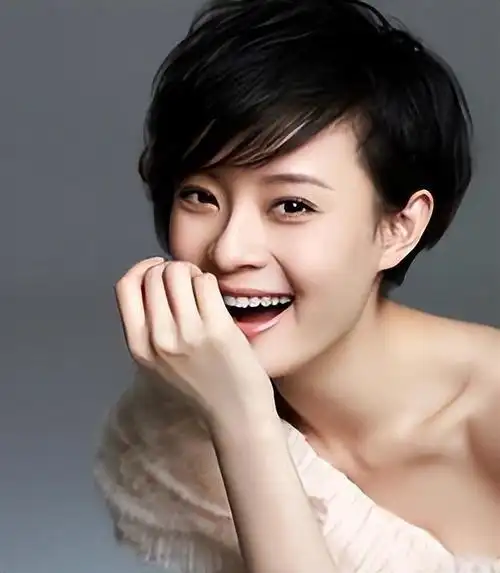 她是中国影视界的一颗耀眼明星,也是一位成功的女企业家.