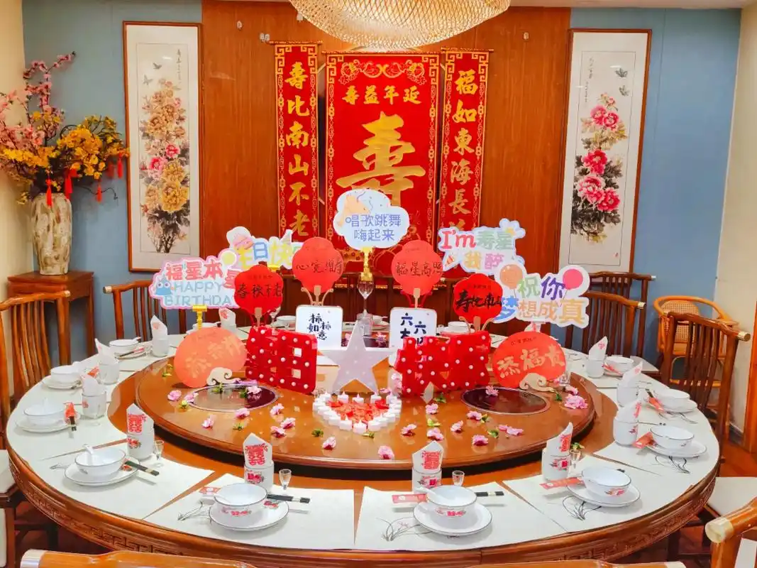 生日惊喜布置 #餐饮人拍抖音 #生日宴 #气球造型气球布置 - 兑趑