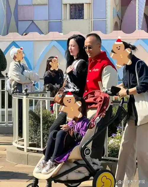 去年 12 月,张萌一家三口在迪士尼被偶遇,张萌被富豪老公搂在怀里