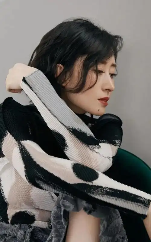 刘敏涛的侧颜优雅,高贵,霸气十足,非常迷人_网易订阅