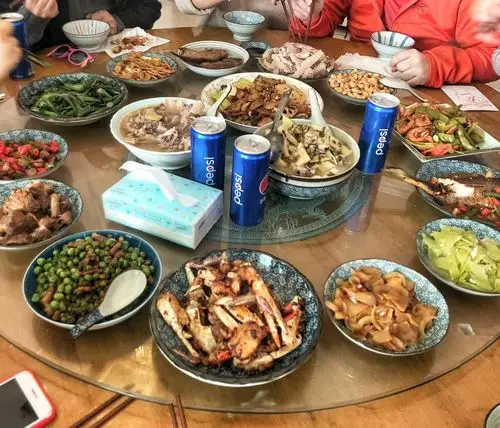 一家人团团圆圆吃个年夜饭