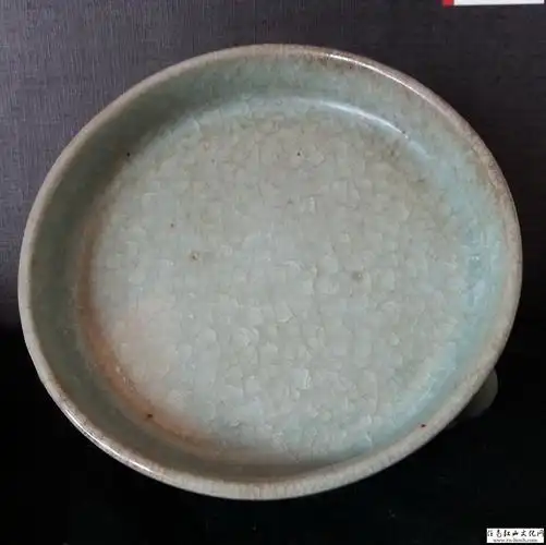 重发疑似官窑三足洗微观图