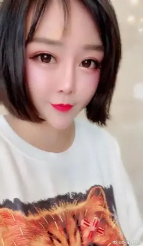 辛巴有争议的一位网红他3岁女儿罕露面被指不如妈颜值高