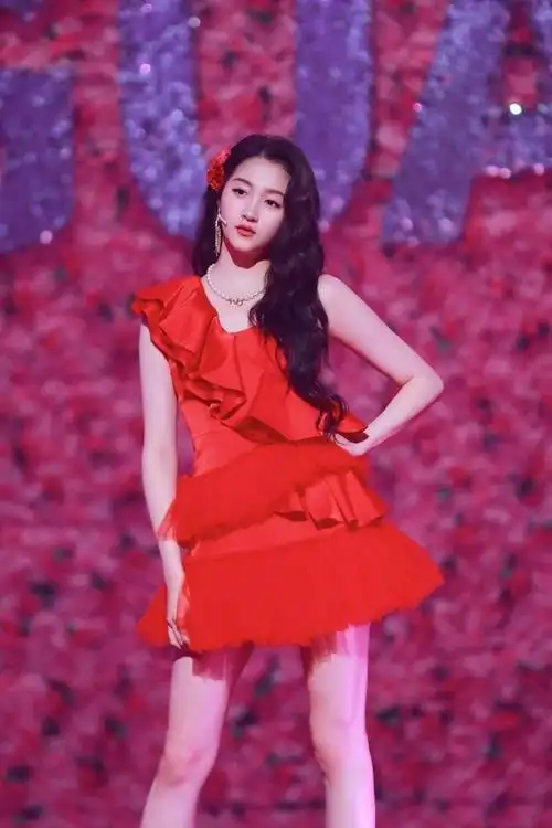 王牌对王牌关晓彤红裙卷发青春灵动甜美度超标