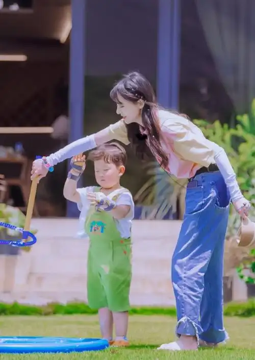 另外女儿也是害怕地站着不敢动,育儿师与郑爽有互动,但感觉郑爽并没有