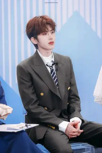 蔡徐坤精修《青春有你2》