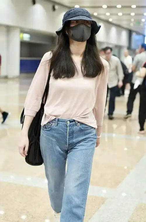 倪妮穿淡粉色长袖t恤,塞进牛仔裤,简简单单穿出清爽气质!_身材