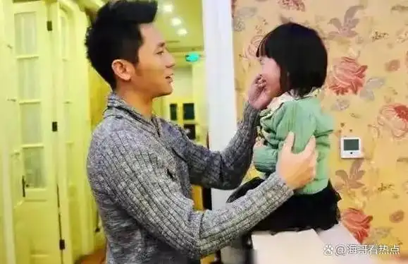 网友上海街头偶遇李晨遛娃女儿容颜清秀相似父亲美丽而清秀