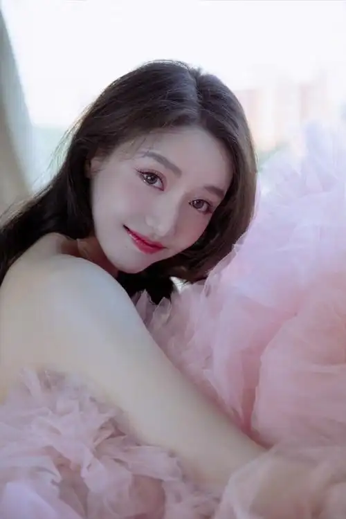 姜贞羽雾粉棉花糖纱裙性感写真