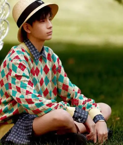 董洁儿子首登封面!董洁与顶顶同框,封面大片宛如偶像剧主角