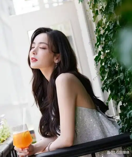 今天,我们将一起探讨古力娜扎的时尚风格,以及她如何通过穿搭展