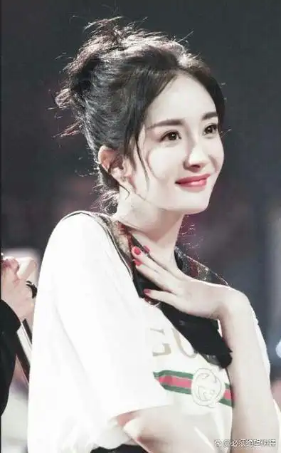 杨幂1986年9月12日出生于北京,从小就展现出出色的表演天赋.