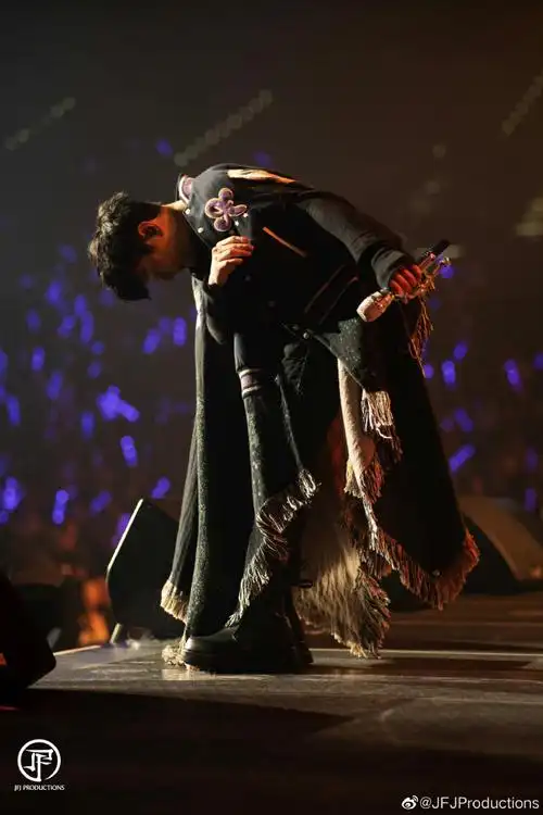 林俊杰发烧#  林俊杰对待舞台的态度向来严谨  圣所上海演唱会发烧打