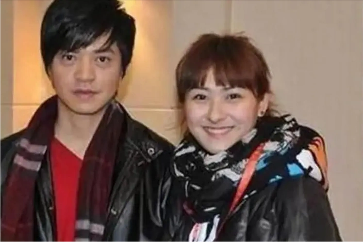 李健个人资料妻子照片(著名歌手李健与妻子恩爱20年) - 散下步