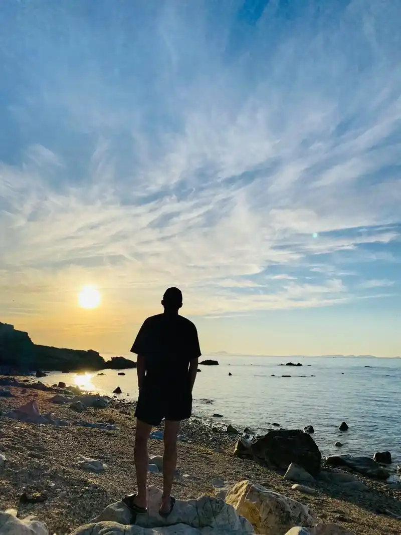 都来一张海边照.#夕阳下的背影 - 抖音