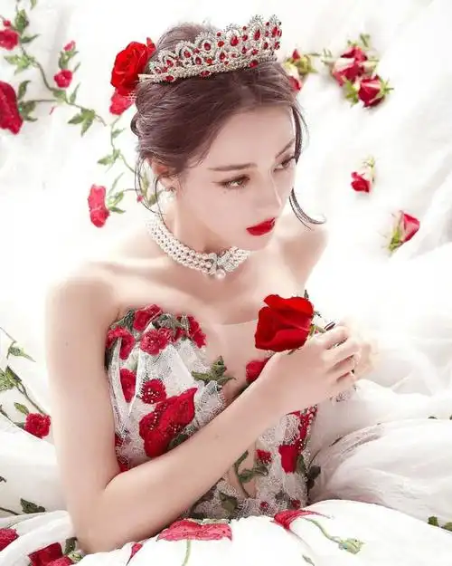 这就是真公主吧#@dear-迪丽热巴的玫瑰公主裙造型,超经典的说!