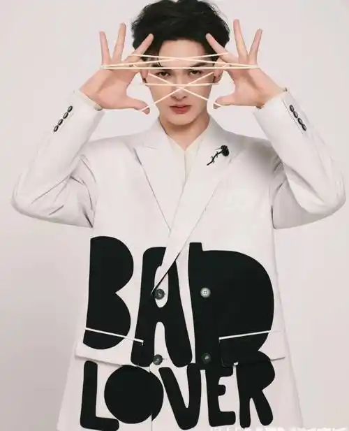 朱正廷杂志春季封面大片,演绎各种时尚造型,尽显阳光与帅气_黑色_白色