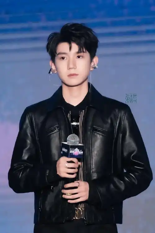 王源出席qq音乐巅峰盛典##王源绿海