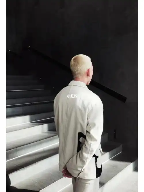 海口  #每日穿搭  #复古西装  #寸头染发  #背影杀