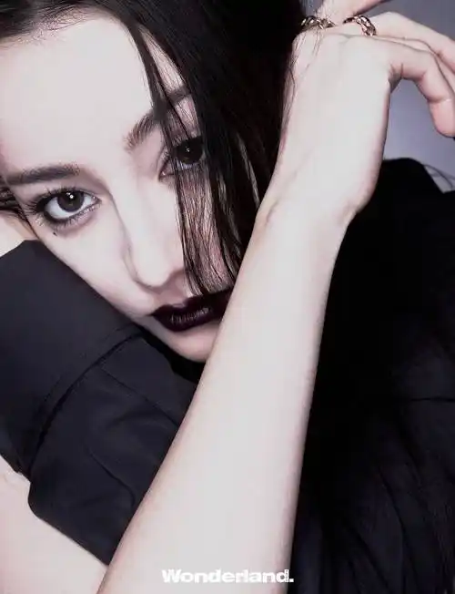 迪丽热巴暗黑骑士杂志封面,3套迪奥高定,黑唇魔女妆好霸气!_风格_大片