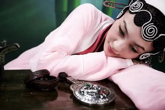 妩媚妖精 李菲儿精美白蛇写真[组图]