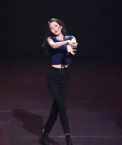 关晓彤《王牌对王牌》超绝现场,身着飒美黑西装跳舞,简直就可以堪称