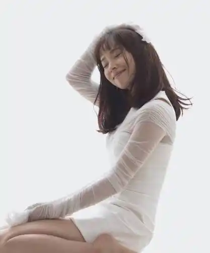 江一燕穿抹胸露背裙走红毯罕见秀事业线_女明星_身材_风格