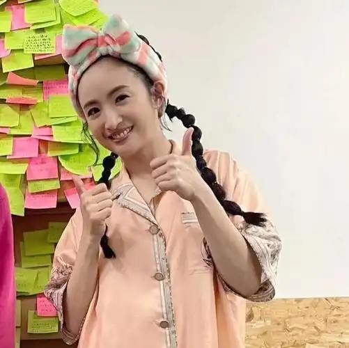 40岁林依晨近照曝光,穿睡衣扎俩辫子好俏皮,皮肤紧致光滑似少女|素颜|