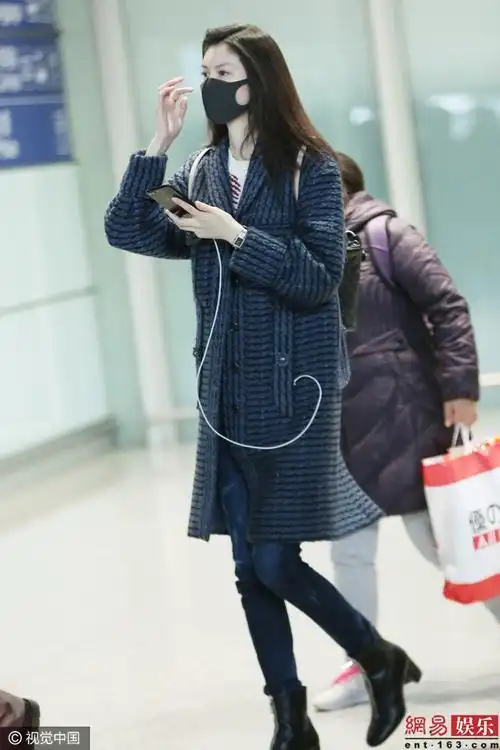 何穗口罩蒙面现身