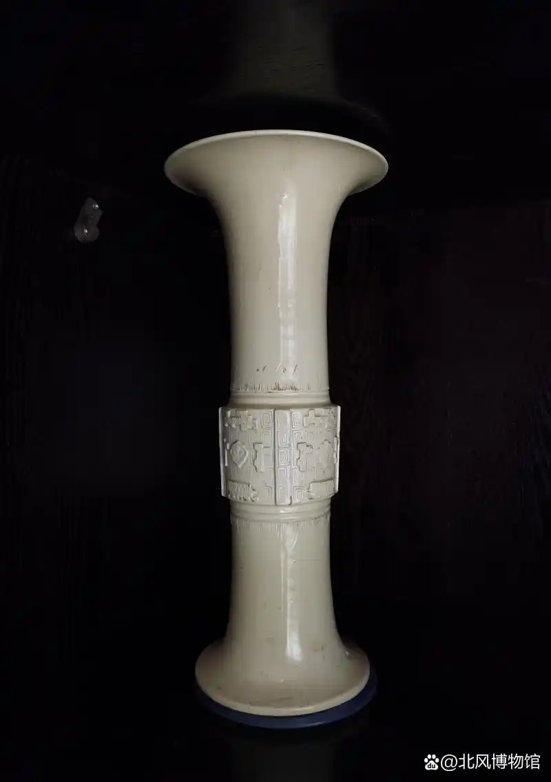 【北风博物馆】德化窑花觚·明代,高44厘米,口径19厘米,底径16厘米.