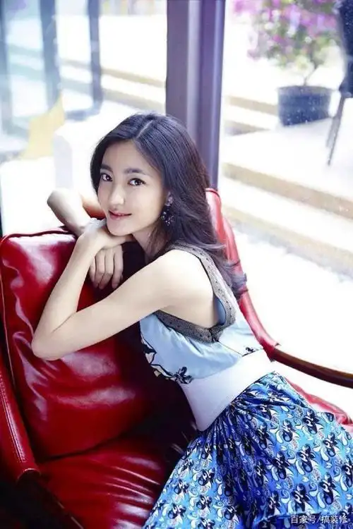 王丽坤一颦一笑尽显清丽气质,豪宅时尚温馨,银色真皮沙发超奢华