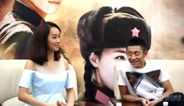 现场张一山未受夜店风波影响,现场和蓝盈莹有说有笑.