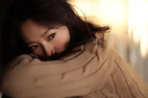 秦子越写真曝光 打造冬日暖阳下的舒适时尚