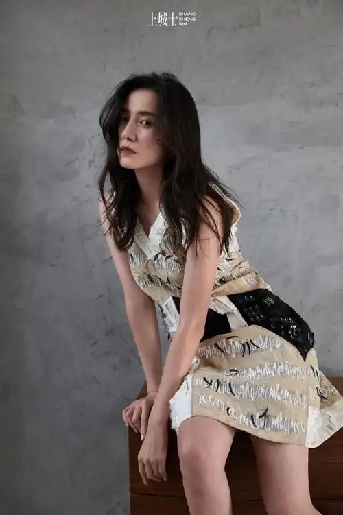 宋佳春日妩媚大片释出大秀美背身材婀娜多姿