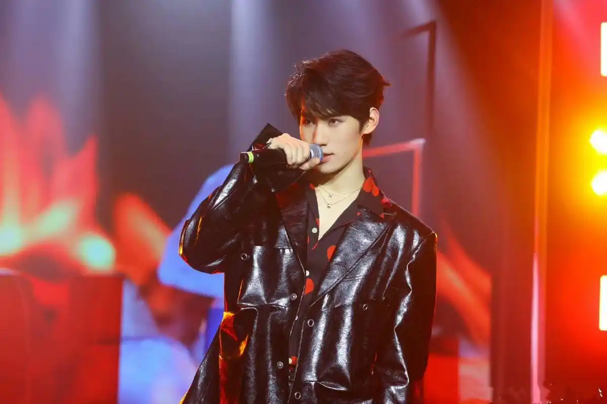 张真源的"神仙瞬间",带你领略时代少年团魅力担当  一批堪称"神图"的