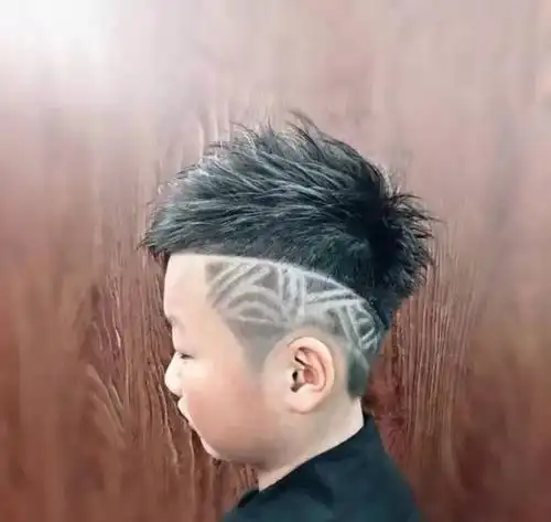 两边剃的小帅哥发型