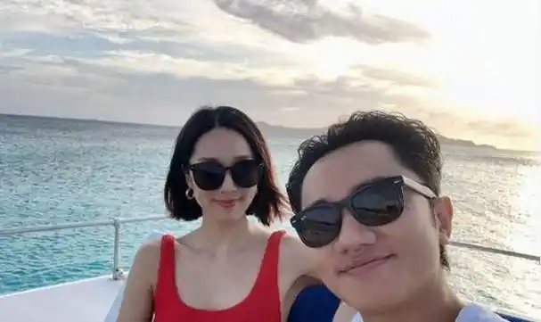 43岁王祖蓝身材走形,发福严重,和老婆亚男逛街,像妈妈带孩子