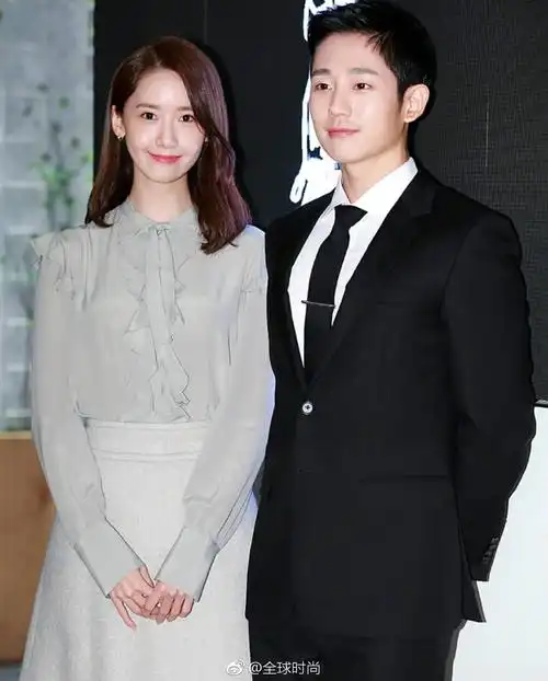 时尚明星#林允儿##丁海寅# 近日为某免税店剪彩,两人站一起真的太美好