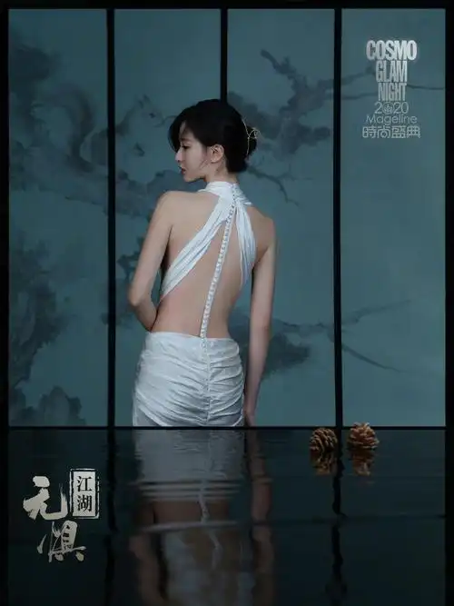 乔欣穿深v镂空礼裙走红毯无惧低温天气大胆走性感惹火路线