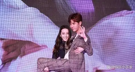 当热巴参与《快乐大本营》的节目时,她紧紧抱住杨幂公主,旋转圈圈,给