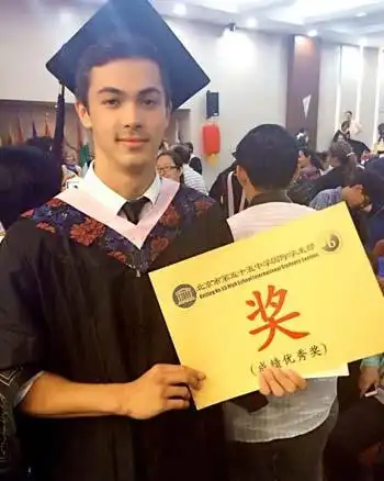 韦唯晒二儿子高中毕业照 中瑞混血帅哥被赞